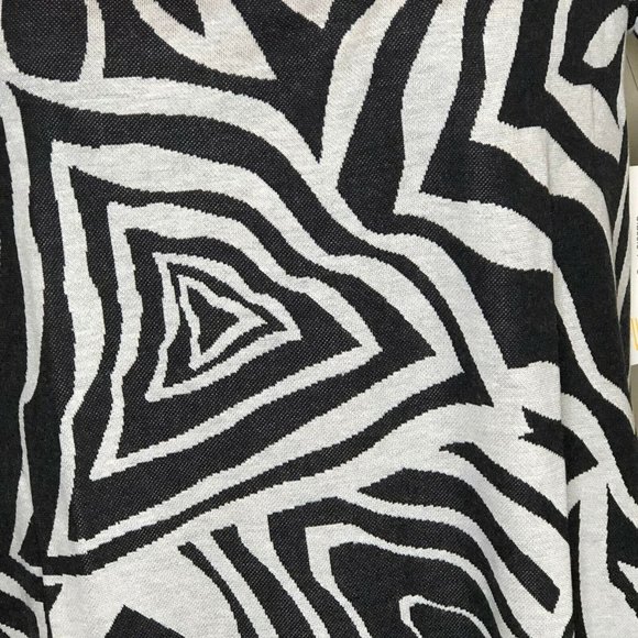 LuLaRoe Classic T Women's Small Top Black and White Zebra Pattern NWT - Picture 3 of 8